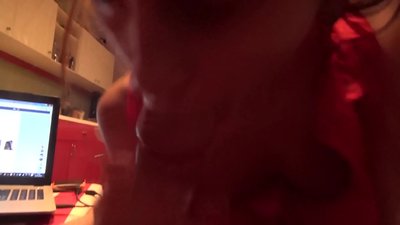 Siswi mengisap penis kakaknya saat tidak ada orang di rumah